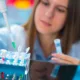 Biologiste examinant des tubes à essai au laboratoire
