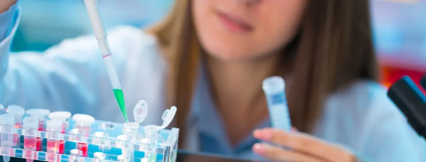 Biologiste examinant des tubes à essai au laboratoire