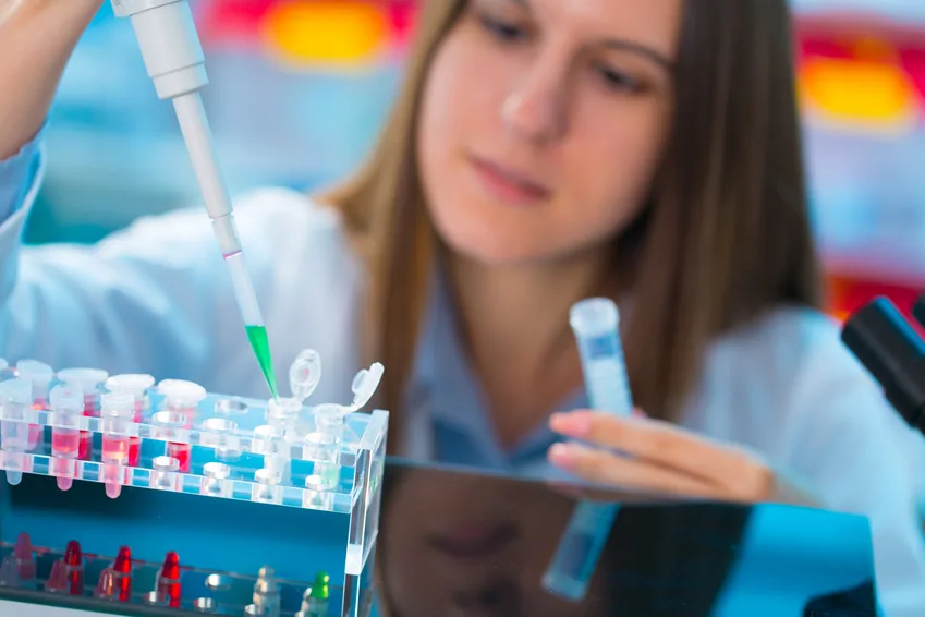 Biologiste examinant des tubes à essai au laboratoire